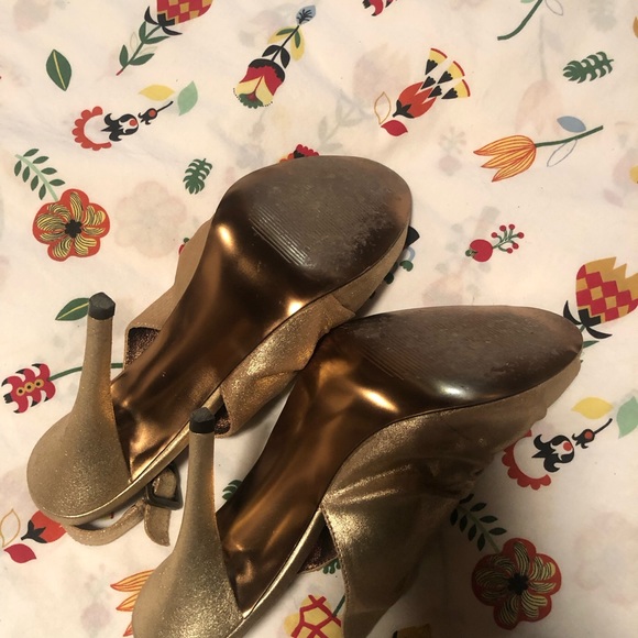 Vianni Collection gold heels. Size 10M.  Excellent condition. - Picture 4 of 4